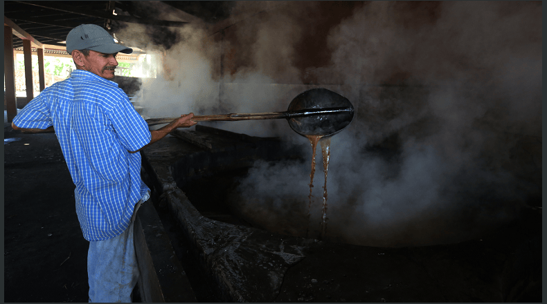 Fotos LPG/José Cardona.   Atención. Cantarrana atiende de lunes a sábado de 7:00 am. a 5:00 p.m. en el barro   El Santuario, en el distrito de Apastepeque, San Vicente Norte.