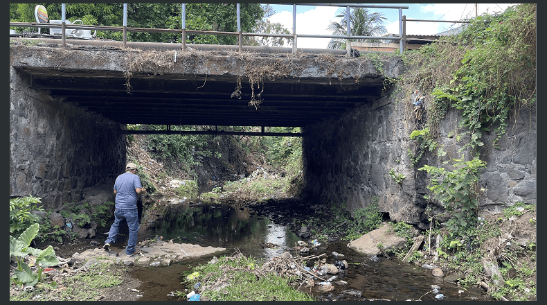 Foto LPG/Maynor Lovo. Problema. La contaminación de este río la ocasionan las descargas de aguas negras y grises.