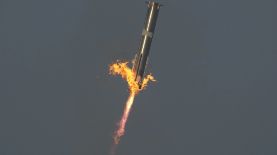 El cohete propulsor del megacohete Starship de SpaceX es recapturado durante un vuelo de prueba desde Starbase en Boca Chica, Texas, el jueves 6 de marzo de 2025. (Foto AP/Eric Gay).