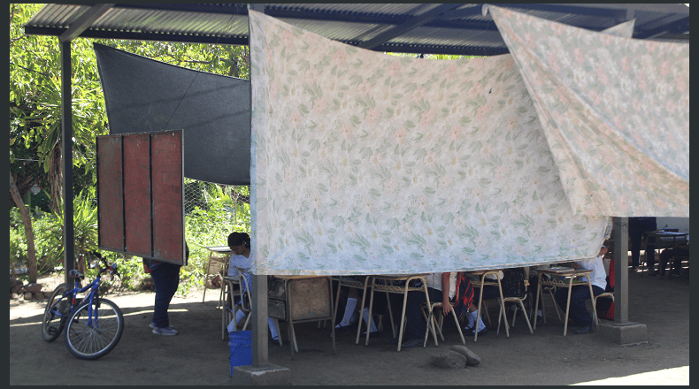 Fotos LPG/Óscar Reyes. Incomodidad. Niños de primaria y parvularia  son los más perjudicados por las condiciones en las que reciben clases.