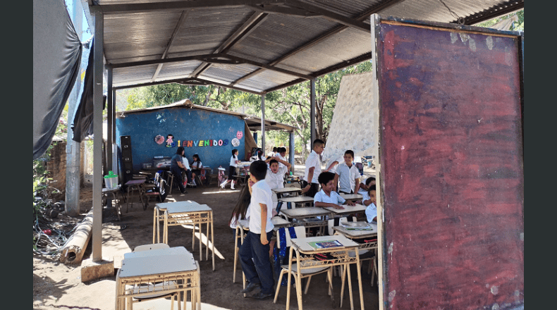 Fotos LPG/Óscar Reyes. Padres y madres de familia de los alumnos de Los Apoyos se han organizado para adecuar espacios para que sus hijos sigan estudiando.