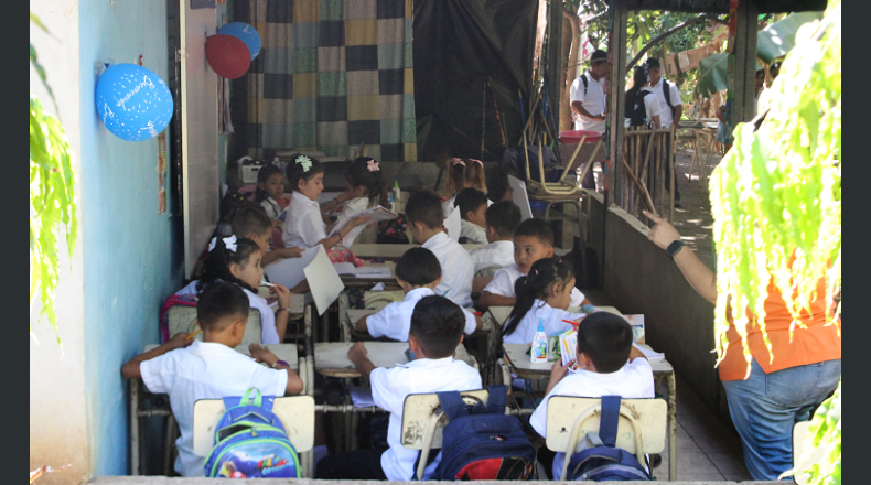 Fotos LPG/Óscar Reyes. Incomodidad. Niños de primaria y parvularia  son los más perjudicados por las condiciones en las que reciben clases.