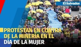 Salvadoreñas protestan en contra de la minería y de la violencia en el Día de la Mujer