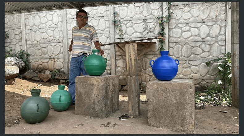 Fotos LPG/Maynor Lovo. Alternativas. Dos cantareras en la zona abastecen a la mayoría de las familias, mientras que otras deben comprar agua, gastando más de $50 mensuales.