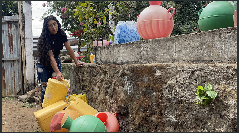 Fotos LPG/Maynor Lovo. Alternativas. Dos cantareras en la zona abastecen a la mayoría de las familias, mientras que otras deben comprar agua, gastando más de $50 mensuales.