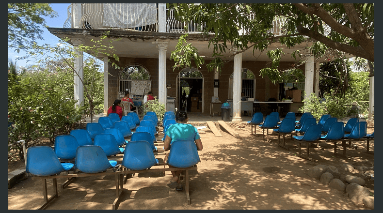 LPG/Emanuel Boquin. En un patio de tierra y bajo el sol esperan los pacientes para ser atendidos en la casa donde funciona la unidad de salud, que no tiene ni rampa de acceso.