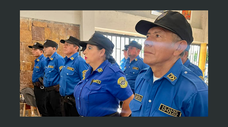 Foto LPG/Cortesía.  Entregaron dos uniformes completos, botas, gorra y pantalón, entre otros.