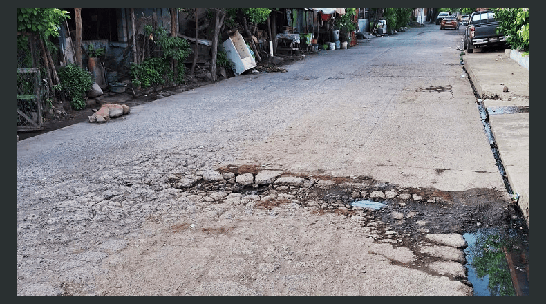 Foto LPG/Cortesía. Los pobladores temen que la llegada de la temporada de lluvias incremente los daños en la calle de la comunidad.