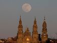 La luna llena sale este jueves, sobre la catedral de Santiago. Esta madrugada se podrá ver el primero de los eclipses de Luna este año, y en este caso será total y visible en gran parte del mundo. EFE/ Lavandeira jr