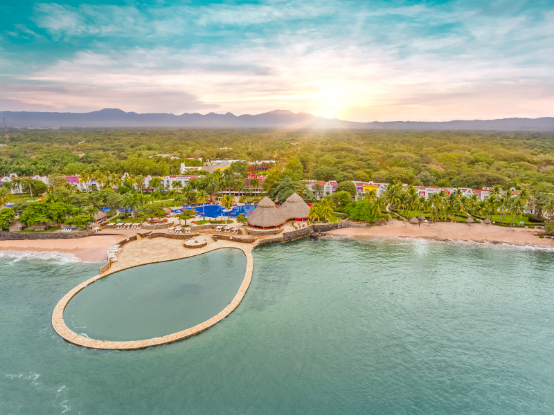 Diversión asegurada. En Royal Decameron Salinitas, el huésped puede gozar en sus 300 metros de playa privada, su piscina salada, así como de sus cuatro piscinas de agua fresca, pensadas para la diversión de niños y adultos. LPG/Cortesía