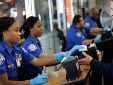 Un control migratorio en aeropuertos de Estados Unidos. (Seth Wenig/AP)