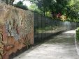 Monumento a la verdad en el Parque Cuscatlán que contiene los nombres de los desaparecidos en la guerra civil salvadoreña.