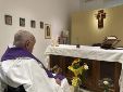 Foto difundida por el Vaticano en la que se ve al papa Francisco celebrando misa en una capilla del hospinal Policlínco Agostino Gemlli de Roma.