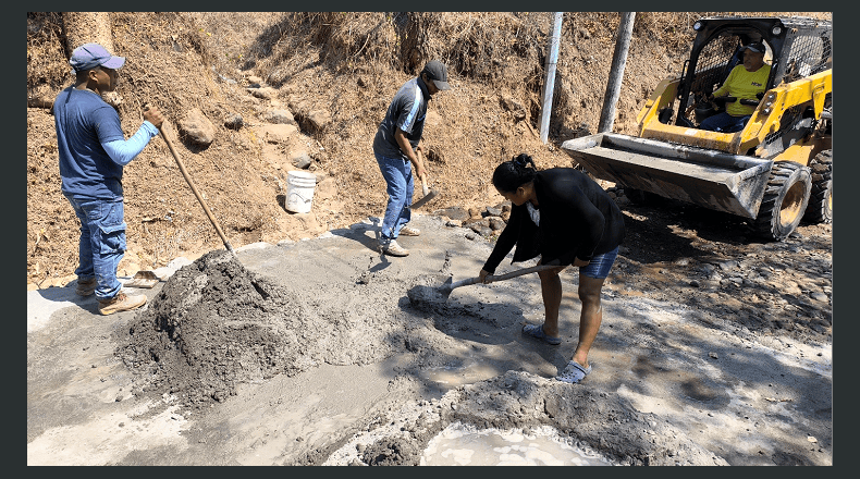 Foto LPG/Alfredo Rodríguez. La comunidad aporta la mano de obra en la pavimentación de esta calle.