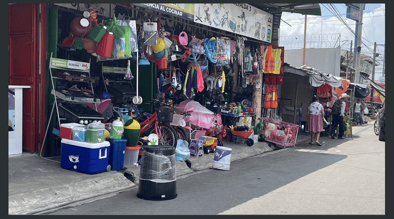 Foto LPG/Maynor Lovo. Problema. El tráfico incrementa por los obstáculos que los comercios ponen en las vías.