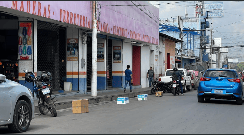 Foto LPG/Maynor Lovo. Problema. El tráfico incrementa por los obstáculos que los comercios ponen en las vías.