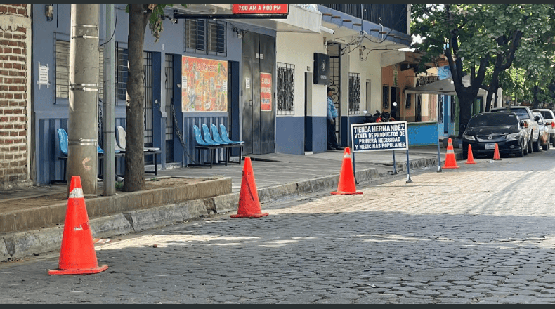 Foto LPG/Maynor Lovo. Problema. El tráfico incrementa por los obstáculos que los comercios ponen en las vías.