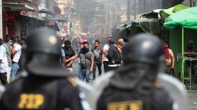 Enfrentamiento entre policías de Guatemala y manifestantes en contra del seguro obligatorio a vehículos.