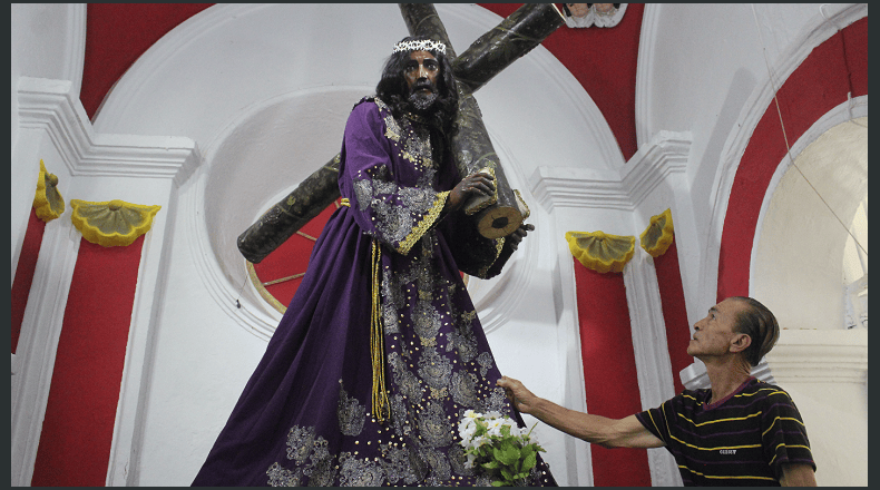 Foto LPG/Óscar Reyes. Los católicos llegan hasta el templo para agradecer por favores recibidos al Nazareno.