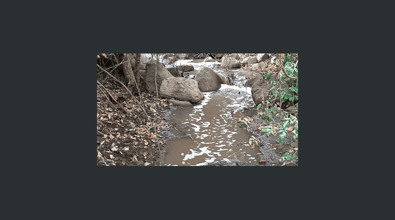 Cortesía. El agua del río Los Obrajes se ha vuelto café y tiene mal olor. La comunidad se quedó sin su fuente de agua.