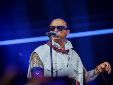 Elvis Crespo imitó a Bad Bunny y también posó en ropa interior.