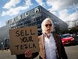 Manifestantes se congregaron frente a un concesionario de Tesla para protestar contra el papel actual del empresario Elon Musk en la administración del presidente estadounidense Donald Trump y sus controvertidas posturas políticas. Foto EFE