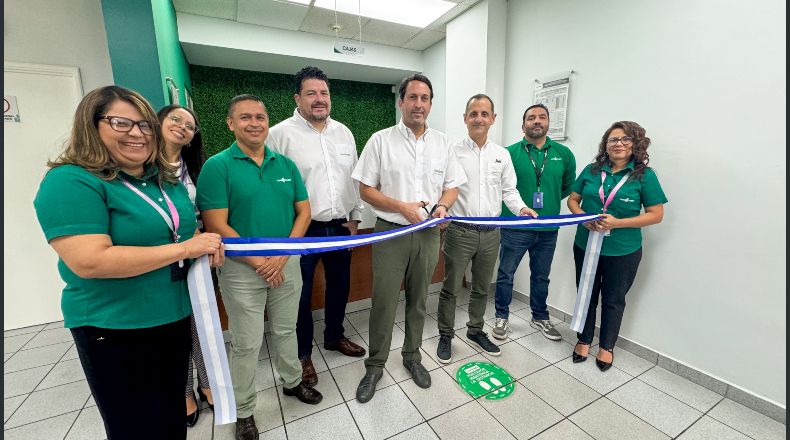 Corte de cinta. Directivos de Credicomer inauguraron oficialmente el renovado Centro de Negocios en Santa Ana con el tradicional corte de cinta. LPG/Cortesía