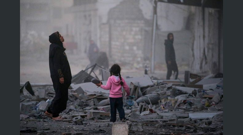 Palestinos inspeccionan un edificio destruido tras un ataque aéreo israelí en la ciudad de Gaza, el 22 de marzo de 2025. Las fuerzas israelíes reanudaron los ataques aéreos sobre Gaza el 18 de marzo, poniendo fin a un alto el fuego que estaba en vigor desde el 19 de enero. EFE/MOHAMMED SABER