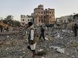 Residentes revisan los escombros después de un ataque aéreo estadounidense, el jueves 20 de marzo de 2025, en Saná, Yemen. (AP Foto)