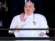 El Papa Francisco (al frente) saluda y bendice a los fieles desde el balcón del hospital Gemelli donde ha estado internado, en Roma, Italia, el 23 de marzo de 2025.