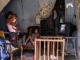 Esta foto muestra a una madre joven y sus dos hijas en su pequeño apartamento de dos habitaciones en Trinidad, Cuba. Forma parte de "Sobreviviendo a lo Imposible", un proyecto de la fotógrafa mexicana Sandra Hernández.