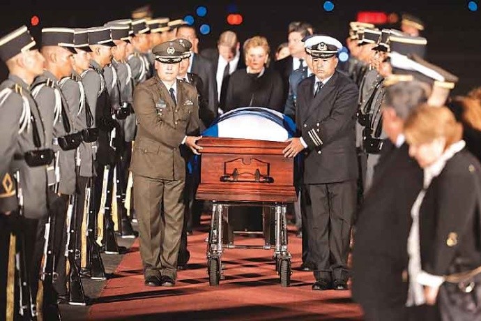 Foto de LA PRENSA/Josué Guevara De Estados Unidos.   Por haber sido expresidente de la república, el cadáver de Armando Calderón Sol fue recibido con honores militares a su arribo ayer al aeropuerto internacional.