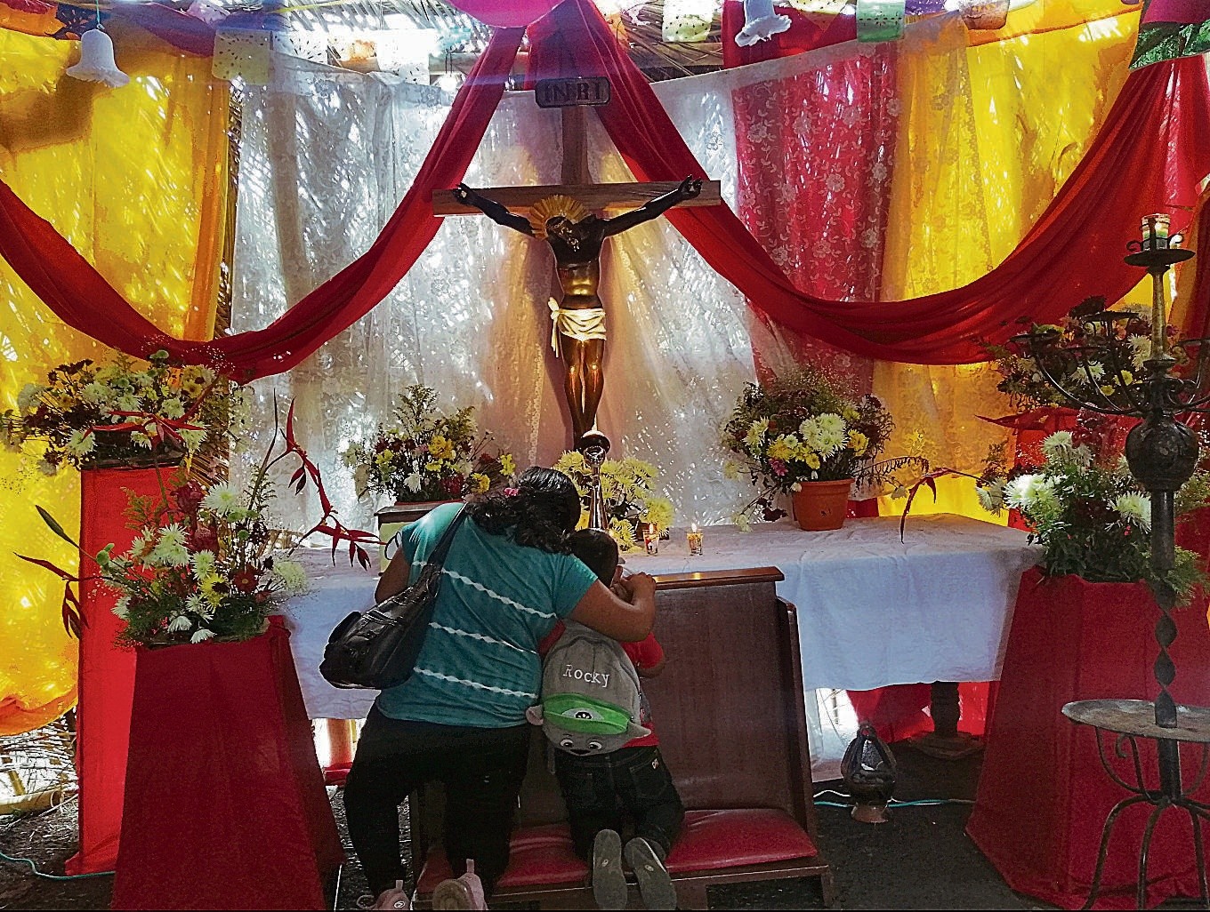 Feligreses visitan al patrono de Juayúa, el Cristo Negro. Foto: Archivo LPG.