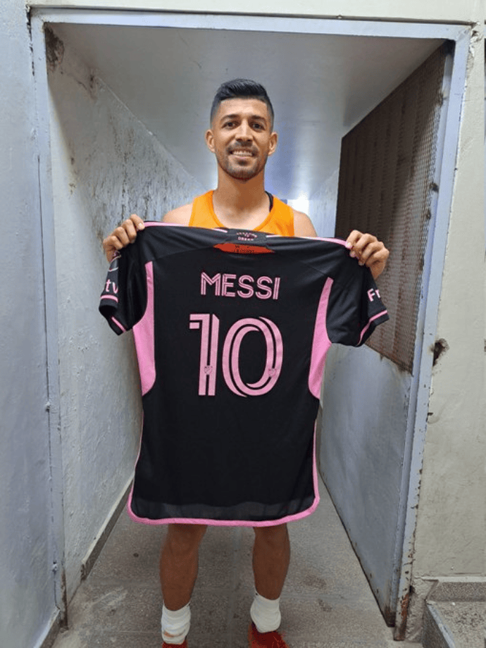 Nelson Bonilla posa con la camiseta de Messi en el Cuscatlán 