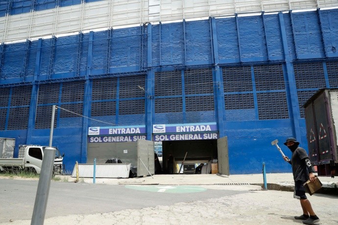 Fotografía de uno de los accesos al Estadio Cuscatlán, donde en mayo de 2023 ocurrió una estampida dejando nueve personas fallecidas, el 16 de mayo de 2024, en Ciudad Delgado (El Salvador). En el primer aniversario de la estampida en el Estadio Cuscatlán en Salvador, considerada la mayor tragedia de esta magnitud en el fútbol local, la familia de Leslie Ferman Murcia -una de las nueve personas fallecidas- la recuerda como 'una gran aficionada, guerrera y trabajadora'. EFE/ Rodrigo Sura