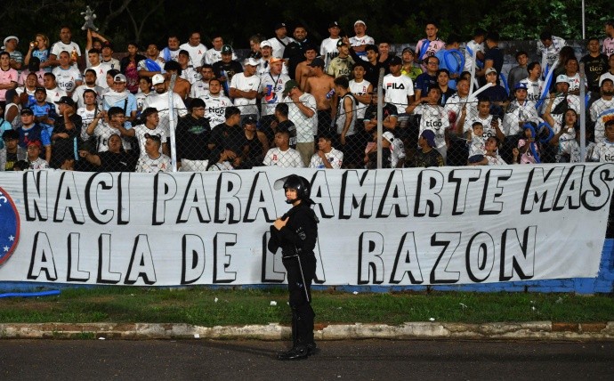 Aficionados asisten a un partido de fútbol del equipo Alianza FC el 18 de mayo de 2024 en Santa Ana (El Salvador). En el primer aniversario de la estampida en el Estadio Cuscatlán en Salvador, considerada la mayor tragedia de esta magnitud en el fútbol local, la familia de Leslie Ferman Murcia -una de las nueve personas fallecidas- la recuerda como 'una gran aficionada, guerrera y trabajadora'. EFE/ Miguel Lemus