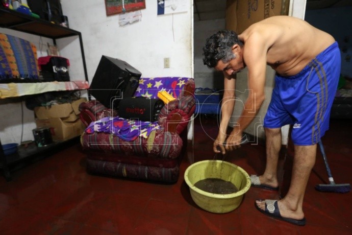  Alrededor de una docena de viviendas se vieron afectadas por la lluvia del viernes en el sector de Apopa. Foto: Francisco Alemán.