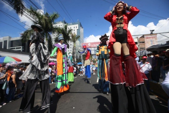 Diversas son las atracciones de este acto festivo en el que nunca pueden faltar los payasos. Foto: Dennis Argueta.