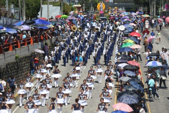 Las bandas de paz es otro de los elementos infaltables en el desfile del Comercio. Foto: Dennis Argueta.