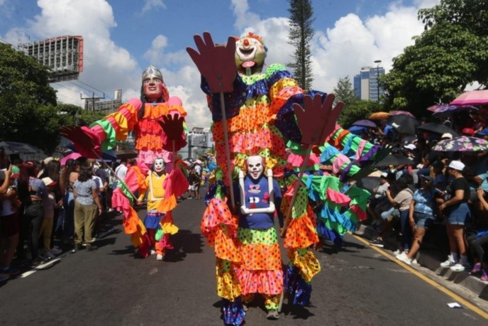 El desfile del Comercio hace su recorrido en toda la Alameda Roosevelt hasta llegar al parque Cuscatlán. Foto: Dennis Argueta.