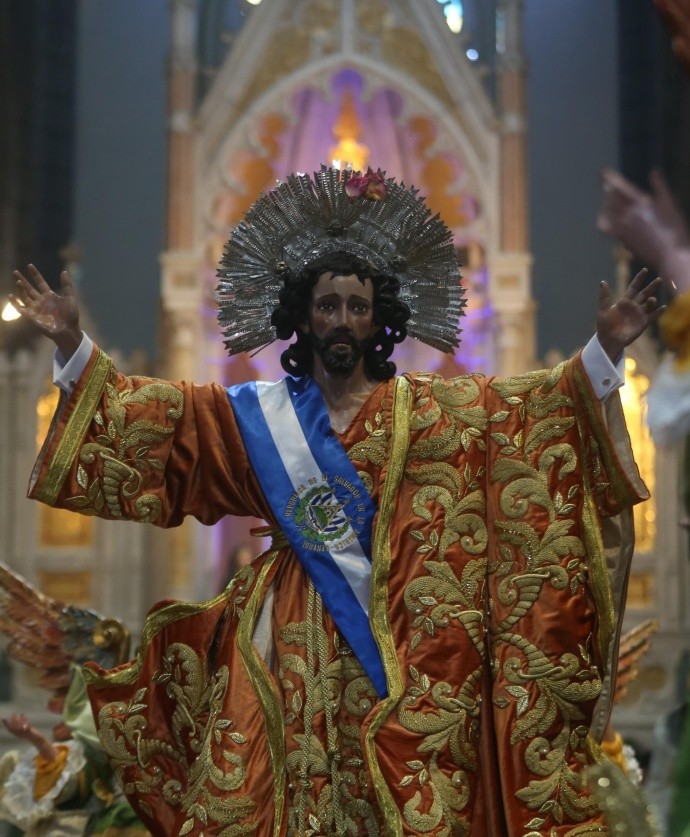 La procesión del Divino Salvador del Mundo ingresó a la iglesia El Calvario, en el Centro Histórico de San Salvador, al son de la música de la Banda Militar y el acompañamiento de la feligresía católica. Foto: Dennis Argueta.