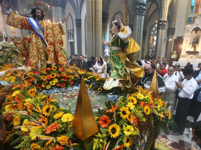 En medio de vítores, música, incienso, devoción y  entusiasmo de la comunidad católica, la imagen del Divino Salvador del Mundo ha sido colocada dentro de la iglesia El Calvario, en el Centro Histórico de San Salvador. Foto: Dennis Argueta.