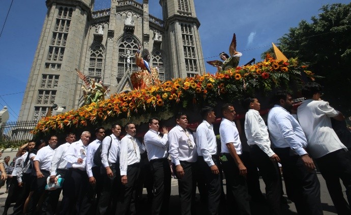 Esta tarde, la procesión saldrá de la Basílica del Sagrado Corazón de Jesús hacia la plaza Barrios. Foto: Dennis Argueta.