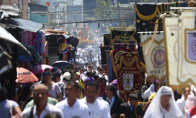 Alrededor de las 11 de la mañana, la procesión partió hacia la Básilica Sagrado Corazón de Jesús. Foto: Dennis Argueta.