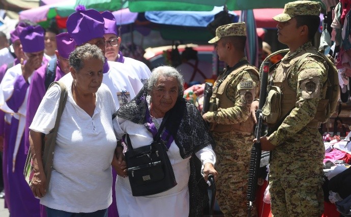 La feligresia católica celebra las las ceremonias previas a la tradicional 'Bajada'. Foto: Dennis Argueta.