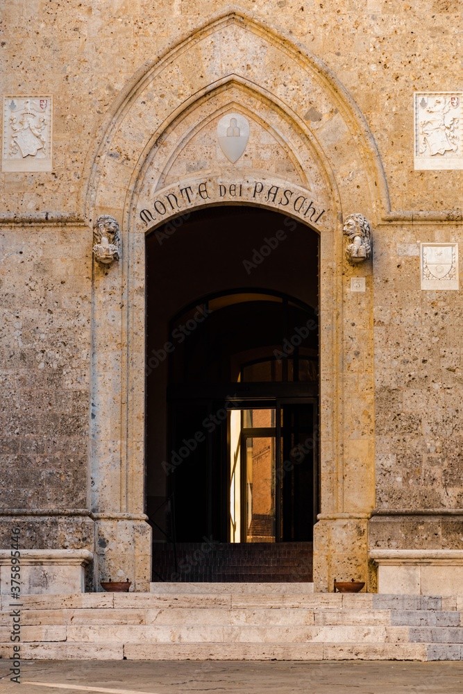  El Banco Monte Pio fue fundado por magistrados de Siena, Italia, en 1472. Foto: Adobe Stock.