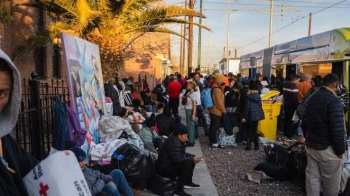 Migrantes del refugio de la Iglesia del Sagrado Corazón cerca de la frontera de Estados Unidos con México aguardaban el final del Título 42.  Foto: EFE