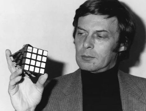 Ernő Rubik, escultor, arquitecto, diseñador de la Escuela de Artes Comerciales de Budapest y creador del cubo de Rubik, cumplirá este 2025, 80 años de edad. 