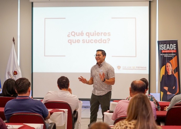 Diego Morales, docente de ISEADE-FEPADE, dio la bienvenida a los estudiantes de la promoción 60 de la Maestría en Administración de Empresas. LPG/Andrea Escobar